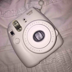  - Instax Mini 8 polaroidkamera, VÄLDIGT sparsamt använd och säljs därmed. Pris kan diskuteras! 