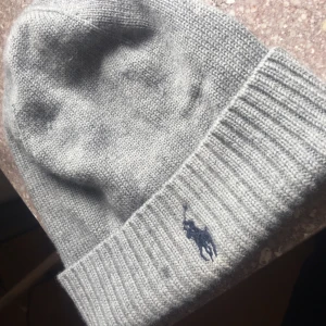  - Polo mössa från Ralph Lauren. I fint skick då jag nästan aldrig använt den. Passar perfekt på både tjejer och killar. Frakten är nu inkluderad i priset