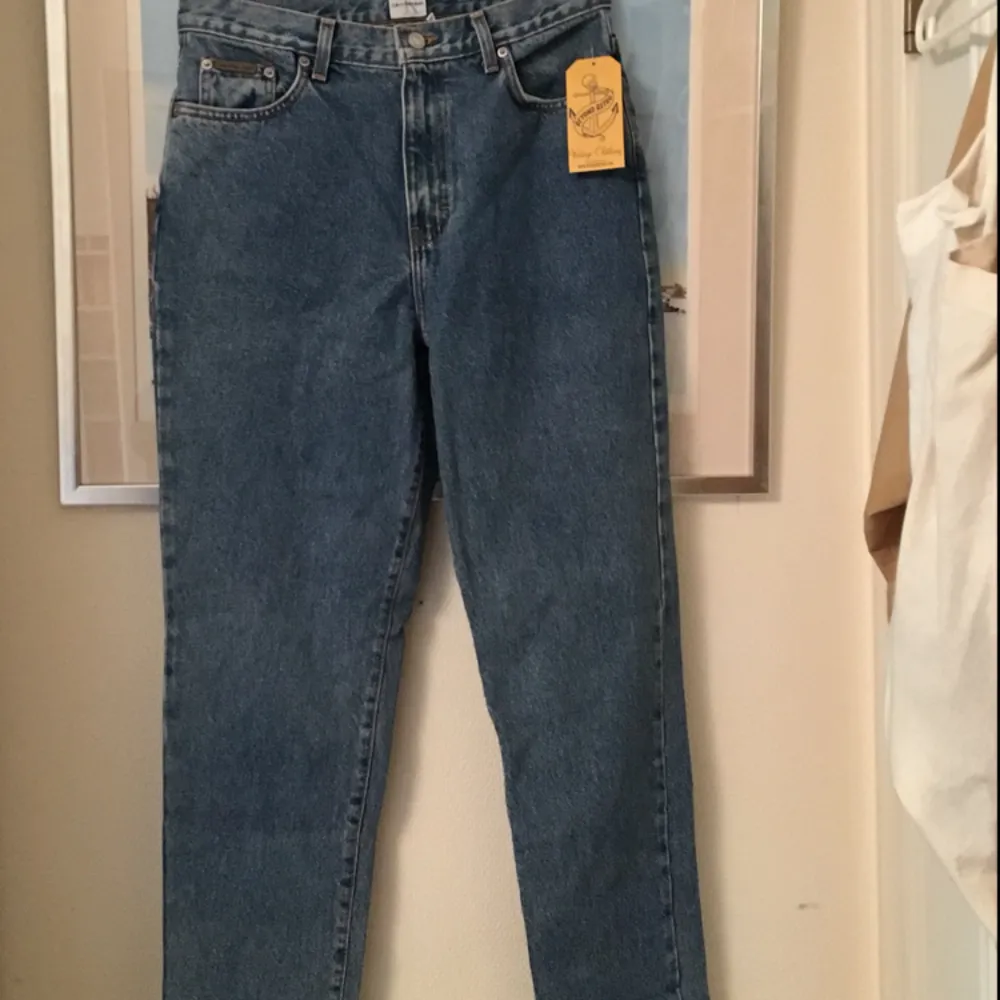 Sprillans nya vintage high waisted jeans från Calvin Klein. Super snygga men förstora för mig!. Jeans & Byxor.