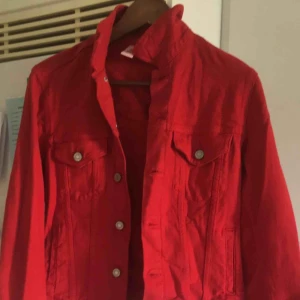  - Jacka från hm! Storlek 36! Är knappt använd !  Frakt står man själv för🌸 ungefär 80 kr ! 