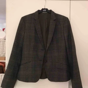  - Tiger of Sweden kavaj. Gråbrun/rutig. Storlek 42