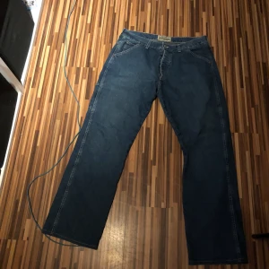 Crockerjeans - Säljer ett par balla crockerjeans! Köpta secondhand men i sjukt bra skicka. Säljer pga av att de är för små. Köptes för 300 kr! Fraktar endast (köparen står för frakt 63kr)❤️