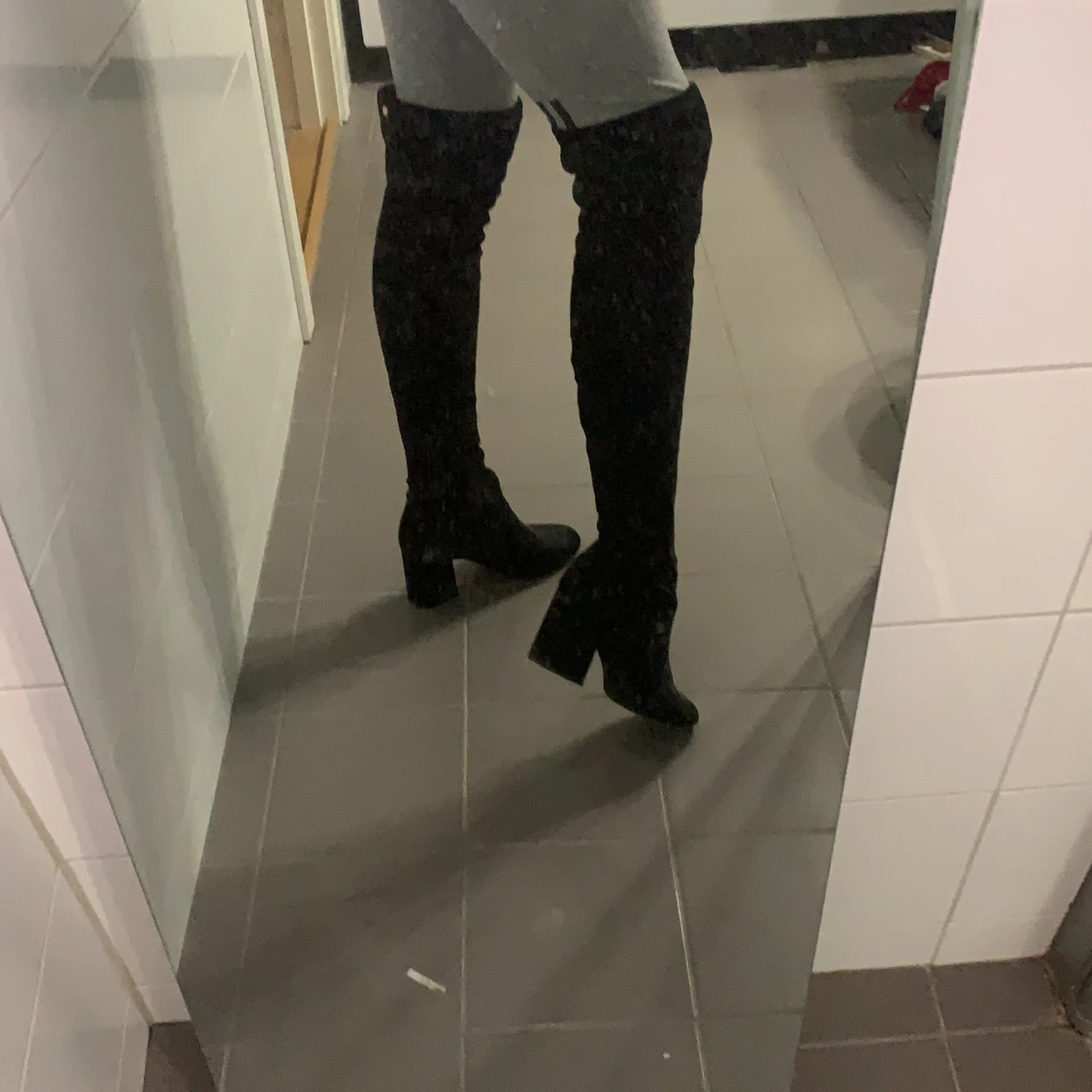 SVARTA OVERKNEES - 90