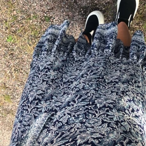 Omlottkjol - Omlottkjol köpt på Indiska, storlek XS men passar lika bra en S eller kanske M. Inga fläckar eller tecken på slitning, så i skick som ny!💜:)