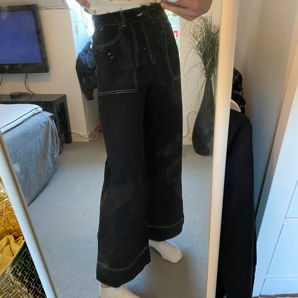 Ett par svarta jeans från monki med vita sömmar. Storlek 36 som sitter snyggt och bra på, jag är 171 cm lång. . Jeans & Byxor.