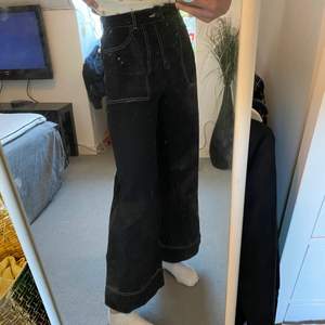 Ett par svarta jeans från monki med vita sömmar. Storlek 36 som sitter snyggt och bra på, jag är 171 cm lång. 