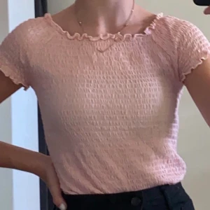 Rosa topp - Hej! Säljer denna ljusrosa topp. Lappen sitter inte kvar på så vet varken vart den är ifrån eller storlek, men jag är strl xs/s och den passar. Den är använd få gånger och säljs pågrund av att den inte används mer💞