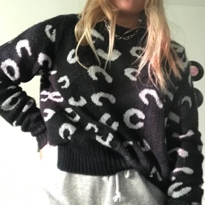 Stickad tröja - Ascool stickad tröja med mönster 🖤 Köpt på Carlings och är i storlek S 🌻 Sällan använd och i fint skick☺️