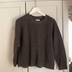 Stickad tröja - Grå stickad tröja, storlek: xs. Använd  en gång. Säljes nytvättad, kan skickas mot kostnad📫