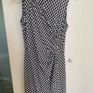 Klänning Michael Kors  - Schackrutig klänning från Michael Kors. Använd endast en gång. Strl M