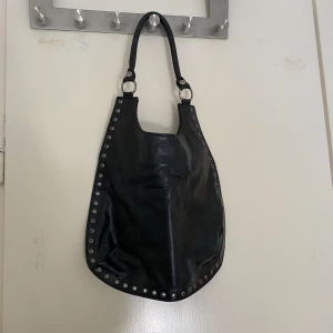 Axelväska - Cool axelväska med nitar. Skitsnygg att styla till allt möjligt. Köps innan 21/8 annars skänks den💞