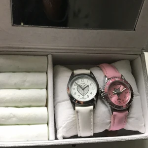 2 klockor - 2st klockor en är rosa och en är vit, använda i ca 2veckor, ni står för fraktern