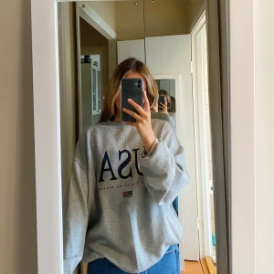 USA sweetshirt - Jag säljer denna snygga tröja från PullBear. Tröjan är i storlek S och har en ganska lös passform. Den är bortsätt från en fläck (se bild) i perfekt skick! Frakten ingår i priset. Först till kvarn