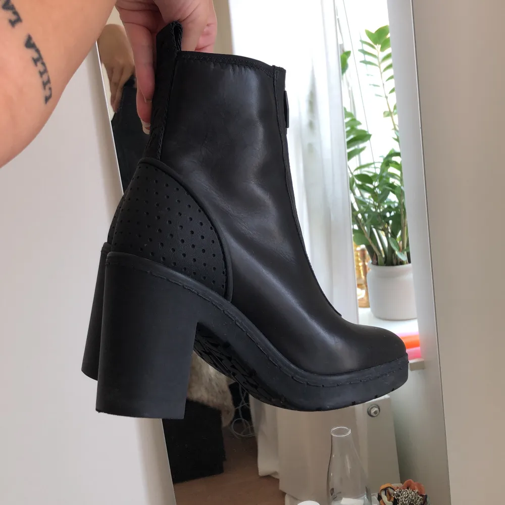Ett par knappt använda leather boots från Alexander Wangs samarbete med hm. Storlek 37. (Jag har annars 38, och dessa sitter perfekt.) NYPRIS 1500kr Kan både mötas eller hämtas hos mig. . Skor.