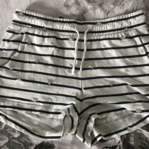 Shorts - Ett par shorts i vit, mörkblå med silvriga stjärnor,använda ungefär 3vecko, ni står för frakten:)