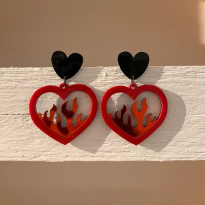 Coola örhängen  - Säljer dessa örhängen eftersom jag aldrig får användning av dom. Hör av dig om du har några frågor :) 