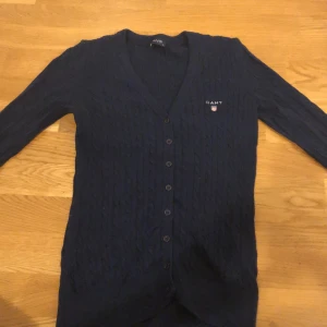 GANT STRL M - Jätte fin stickad knapp tröja från gant tröja i marinblått, den är liten men väldigt stretchig ( då det är strlk L) inte använd så många gånger. Pris kan diskuteras 
