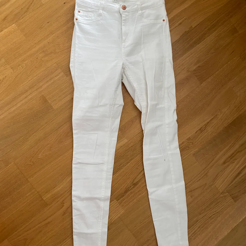 Storlek S, 30 kr! Fina vita jeans använda men bra skick! Köparen står för frakt⭐️. Jeans & Byxor.