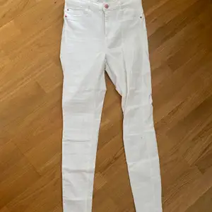 Storlek S, 30 kr! Fina vita jeans använda men bra skick! Köparen står för frakt⭐️