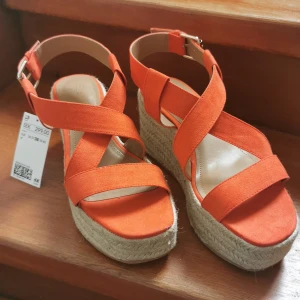 Skor från H&M - Aldrig använda. Storlek 38. Färg hallonröd. Finns i Göteborg. 