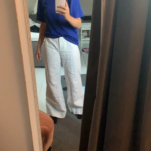 Superfina linnebyxor - Snyggaste linnebyxorna i vitt från hm. Älskar byxorna men säljer då de är lite stora i midjan för mig som vanligtvis är en w25. Är 167cm lång men de är något korta för mig