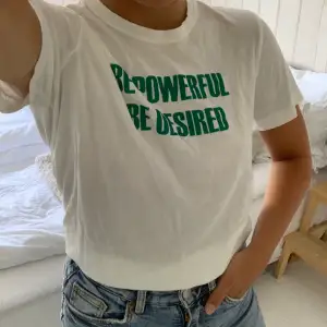 Fin t-shirt från Malene Birger med glittrig grön text i skönt material! 💚 ord. Pris 350kr