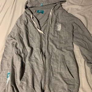 Grå hoodie - Snygg sweet sktbs hoodie från junkyard dock är dragkedjan tyvär sönder!