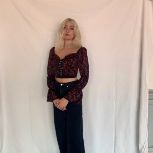 Korsett topp - Korsett topp med ”draperade” armar💗 Svart och rött romantiskt mönster med silvriga spännen fram⛓🖤❤️