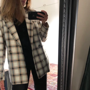 Blazer - Jättefin blazer/ jacka från hm som endast är använd några få gånger !! Frakt tillkommer