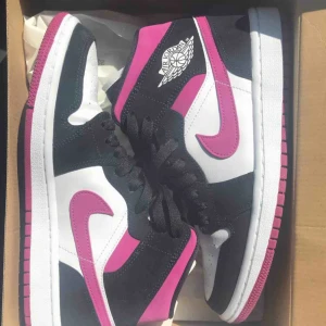  - Jordans 1 mid använda bara en gång. Sälj pga för liten storlek, helt nya! 💕Pris kan diskuteras!💕Köparen står för frakt😁🦋 Storlek: 38  