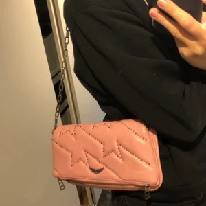Zadig väska med stjärnmönster  - Säljer min Zadig & Voltaire väska som är en unik modell med stjärnmönster som inte säljs längre. Nypris är 4795kr. Den har lite slitningar i ena hörnet men inget man tänker på. Den är inte rostig någonstans och inga andra skador!!💓 KAN GÅ NER I PRIS