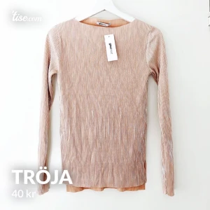 Skimrig tröja - Glittrig tröja som är helt oanvänd! Storlek XS.  Frakt på 44kr tillkommer 📦