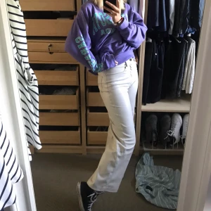 Skinnbyxor - Säljer dessa helt slutsålda skinnbyxor från hm, är 170 cm lång och de är inte riktigt ända ned t skon på mig. 