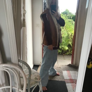 Blus  - Vinröd blus (strl ?) kanske en S/M. Jätte fin att ha under väst eller hoddy då den är lite längre och syns nertill. 45+frakt