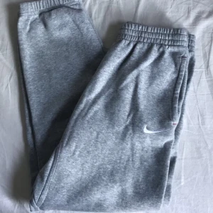 Nike mjukisbyxor - Säljer dessa nike mjukisbyxor! De är i väldigt bra skick och otroligt sköna💗De är alldeles för korta för mig som är 170, skulle säga att de passar 165 och nedåt. Köparen står för frakt💗Skriv vid frågor eller intresse!