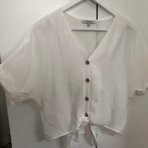 Blus med knappar  - Blus med knappar, knyt längst nere. Pris ink frakt 