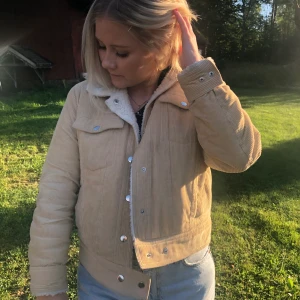 Jacka - En kort höst/vinter jacka med vit Teddy inuti och beige Manchester utanpå. Jätte fin men har tyvärr vuxit ur den:(frakt inräknad, köpte den för 900 kr på nakd.