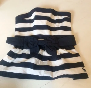  - Superfin tubtop från Abercrombie & Fitch,köpt i Los Angeles för $65. Stl M men liten,passar S eller mindre M. Använd en gång.
