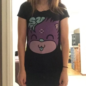  - På baksidan av ryggen på kanten finns loggan på sista bilden. Möter upp i Stockholm vid intresse