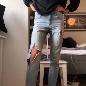 Jeans med hål - Snygga lågmidjade jeans med hål. Sitter löst på mig som är xs/s. Jag är 172 lång.
