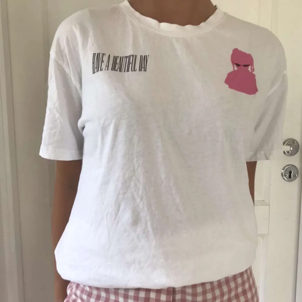 Oversize t-shirt med text och tryck på ryggen. Storlek S men menad att vara oversize. Köparen står för frakten. Kontakta om du är intresserad!💞. T-shirts.