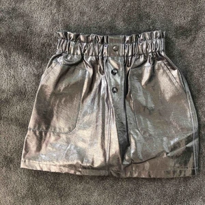 Kjol! - Supercoola kjol ifrån Zara! Silvrig/glansig🙌🏼 