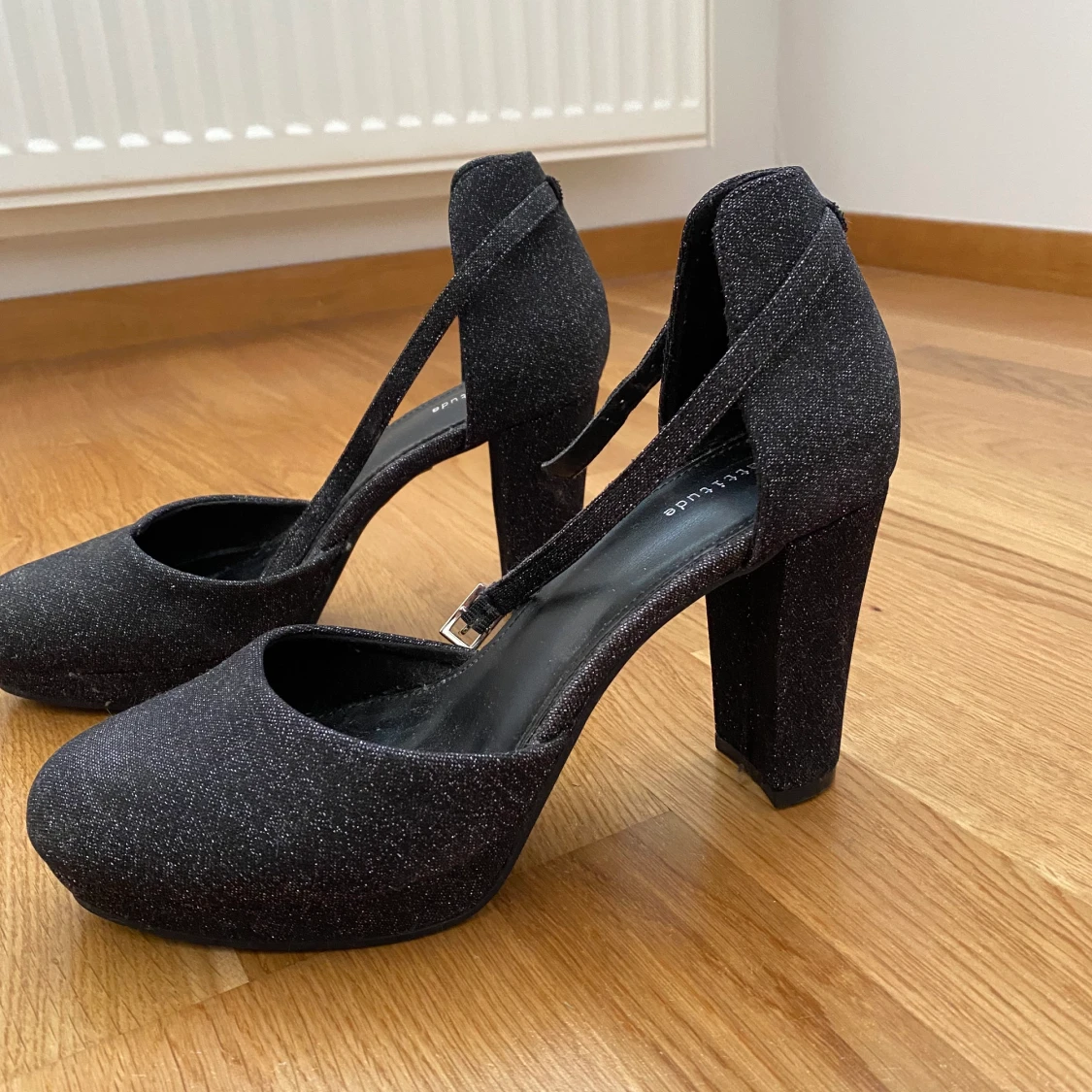 Svarta glitter klackar - 90