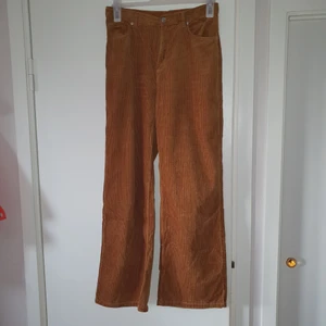 Manchester byxor, Monki - Högmidjade vida manchesterbyxor från Monki. Nästan helt oanvända!