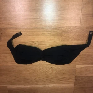 Svart bikiniöverdel  - Fin svart bikiniöverdel, i fint skick knäpper endast baktill💕 säljer pågrund av för liten