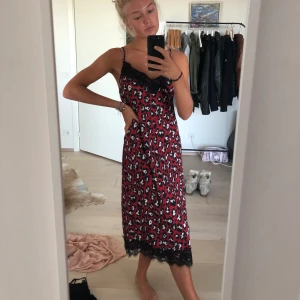 Leoklänning - Superfin oanvänd röd leopardklänning med spets. Går även att använd som kjol om du tar en tröja över:)