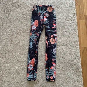 Stronger byxor - Assnygga stronger byxor köpta för 700 men jag säljer 200 dom har en liten fläck på knät och typ halva märket har gått bort!