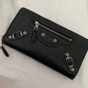 Balenciaga plånbok - Plånbok från Balenciaga köpt på Balenciaga. Har tyvärr inte kvitto men påse och äkthetskort då det var en present. Pris kan diskuteras. Kan mötas upp i Stockholm. Ska den skickas skickas den med spårbar frakt (bjuder på frakt) 