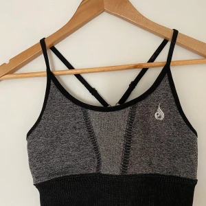 Rydewear sport bh och tights - Sport-bh storlek M och Tights storlek S. Använt 2-3 gånger. Setet är i jättefint skick. 100kr för båda eller 50kr styck.