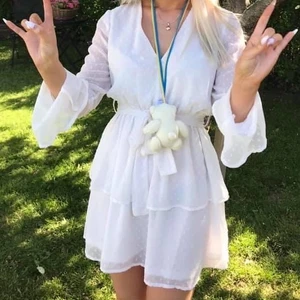 Somrig klänning - Köpt på Plick så vet ej vart den är ifrån men använd 1 gång och i mycket bra skick. Suuuuperskön 👍🏼